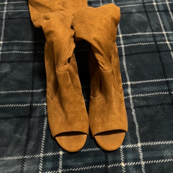 Knee High suede Boot Heels with peep toe - Picture 3 of 4
